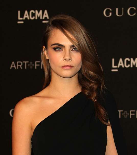 السموكي والضفيرة مع كارا ديليفين 