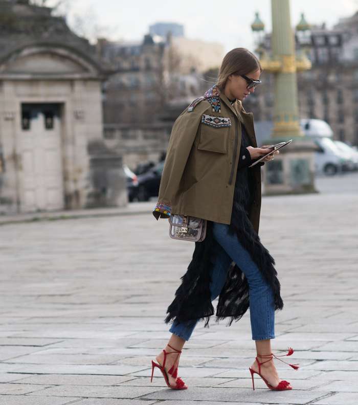 حذاء Aquazzura وموضة التوب الطويلة وفقوها السترة القصيرة من شوارع باريس