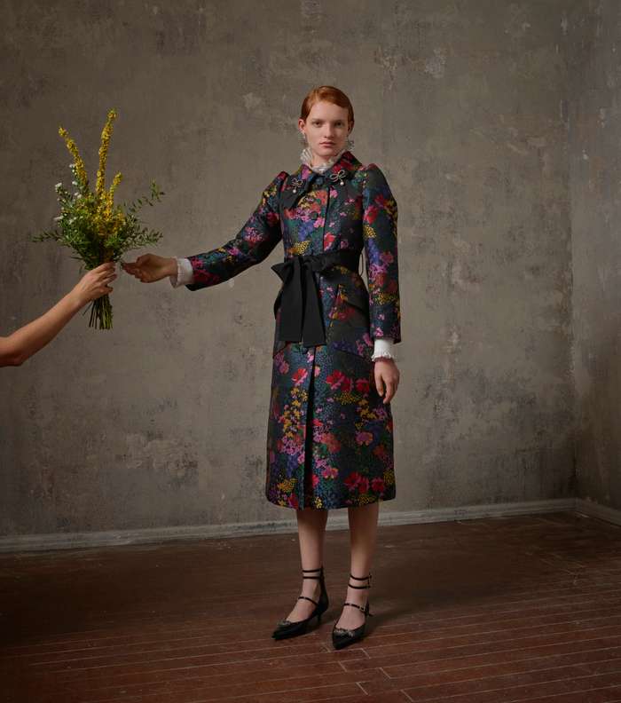 المعطف المطبع بالازهار مع ياقة الكشاكش من Erdem و H&M