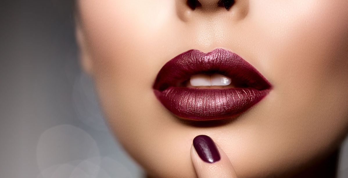 خطوات أساسية لتطبيق لون أحمر الشفاه الداكن... لا تتخلي عنها