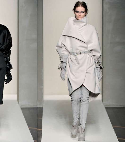 Gianfranco Ferre يطلق موضة المعاطف ذات قبّة العنق الكبيرة في مجموعته لشتاء 2012
