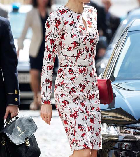 الملكة ليتيسيا تعتمد موضة الفستان المطبع بالقصة المستقيمة