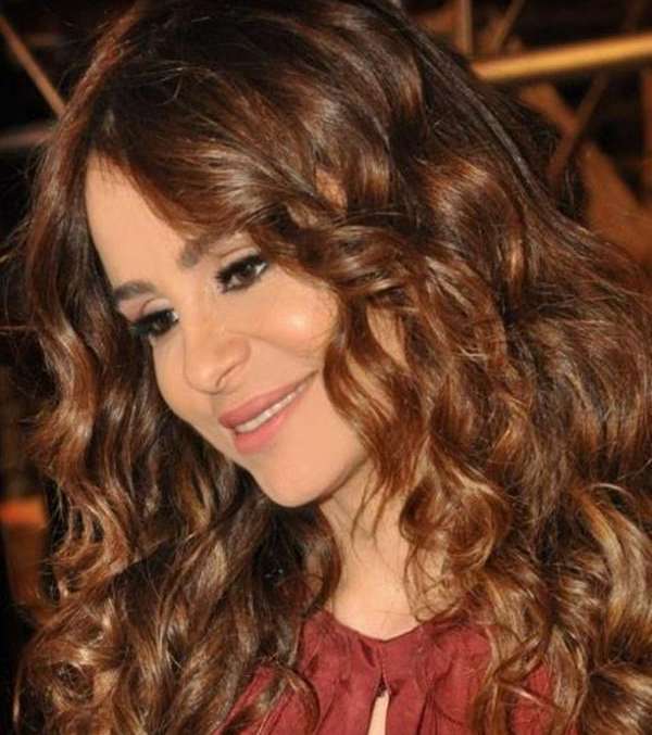 كارول سماحة تتألّق بالشعر البني المجعّد 