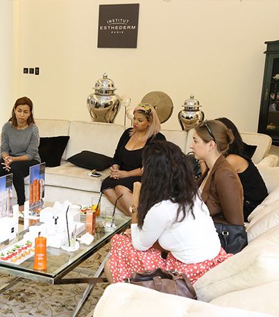 حضور الحدث مع إزابيل بينويت، رئيسة الأبحاث والتطور للعلامة 