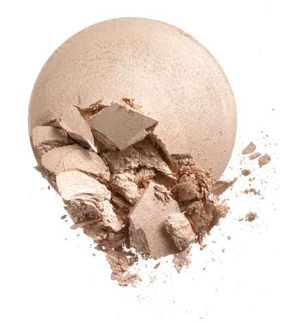 الهايلايتر لا يضيء الوجه فحسب، بل يكبّر العيون 