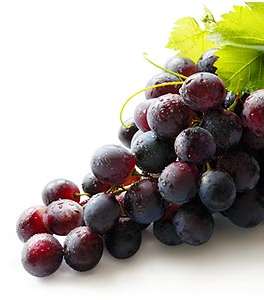 العنب الأحمر ضروري لنقاء بشرتك إذ يحتوي على مواد مضادة للأكسدة فيحارب كلّ الامراض التي تصيبها