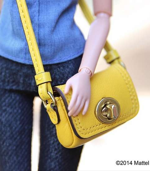 باربي تختار موضة الجينز مع الشنط الملوّنة