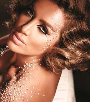 مايا دياب اعتمدت هذه التسريحة خلال تصويرها  الحملة الإعلانية لـ  make up for ever.
