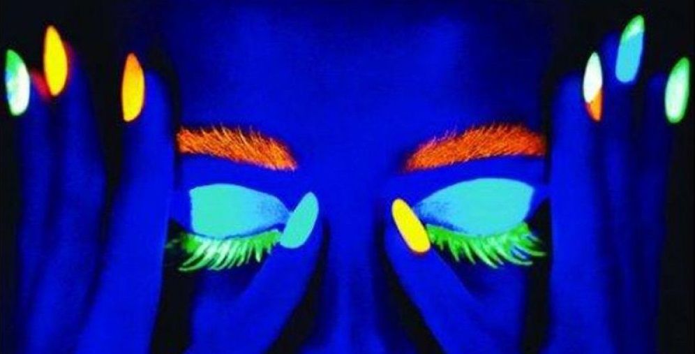 تصميم مناكير متعدّد الألوان مضيء في الظلام