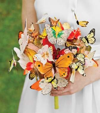 الفراشات الملوّنة تطير بين يديك 