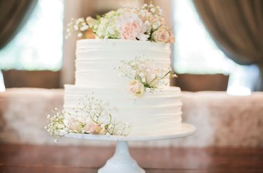 تصاميم كيكات لحفلات الزفاف الصغيرة