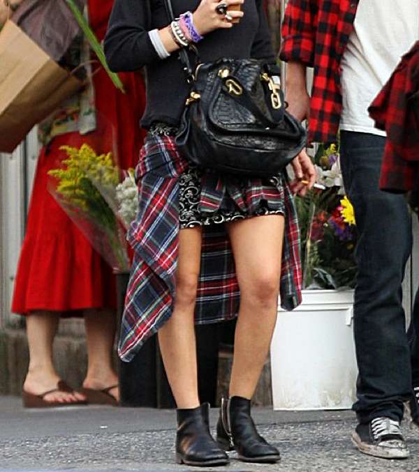 ارتدي هذا الموسم التنانير القصيرة المزخرفة واربطي قميص الـ Tartan على خصرك