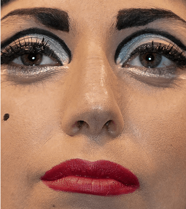 لايدي غاغا ومكياج مخيف يخفي شوائب الوجه