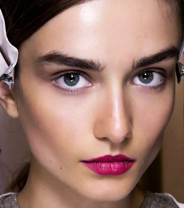 رسمة الحواجب العريضة