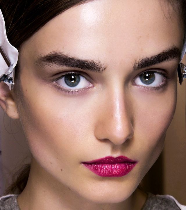 رسمة الحواجب العريضة