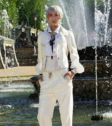 من مجموعة شانيل كروز لصيف 2012، اختاري هذه البذلة