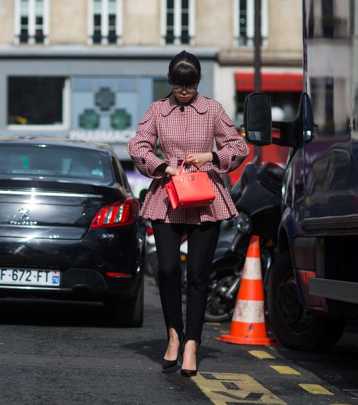 موضة السترة القصيرة والمقطعة بالمربعات الصغيرة الملونة في شوارع باريس في اليوم الثالث من أسبوع الموضة
