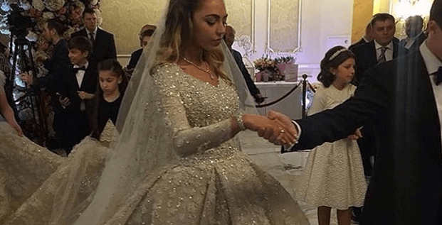 العروس في فستان ايلي صعب