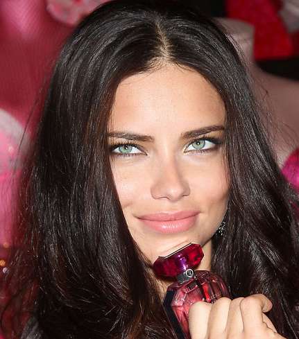 أدريانا ليما ولون عينيها الخلاّب