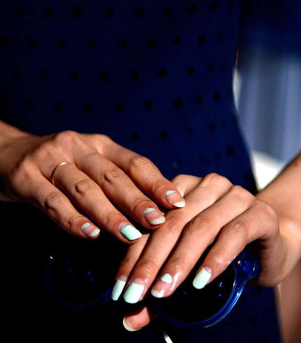 Charlotte Ronson والأظافر المتقطّعة 