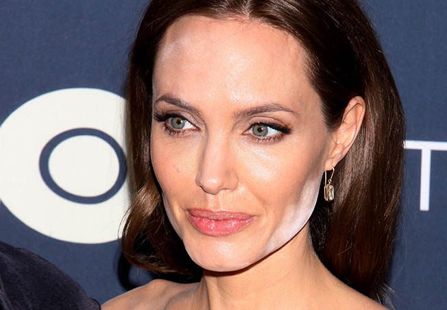 إطلالة أنجلينا جولي والبودرة الحرة