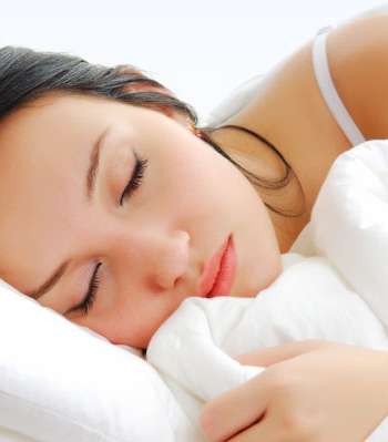 النوم الجانبي يرسم تجاعيد النوم