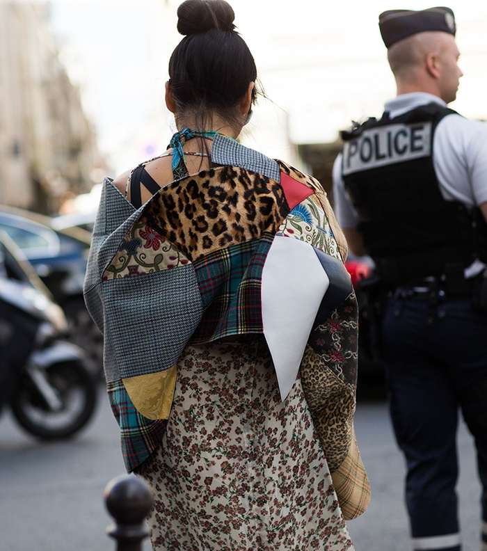 اطلالة بصيحة الاقمشة والالوان المتداخلة في شوارع باريس خلال اسبوع الموضة