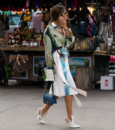 فستان بموضة النقشات المتداخلة في الشوارع الباريسية خلال اليوم الثالث من اسبوع الهوت كوتور