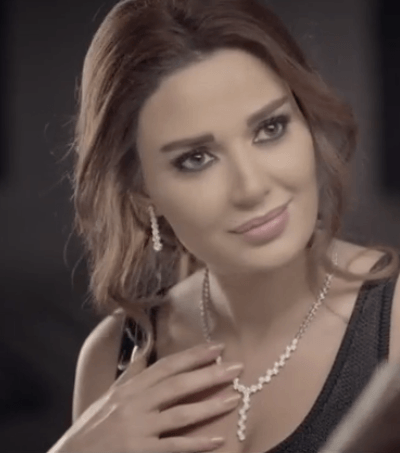 رفعة الـ Updo مع الماكياج الهادئ والأنيق