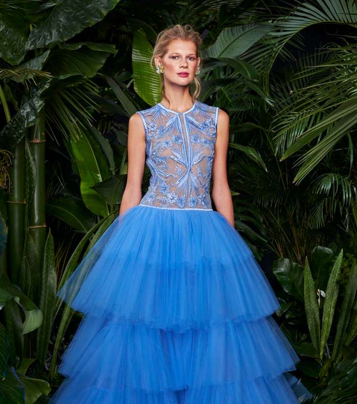 فستان التول بطبقات من الاقمشة من مجموعة Naeem Khan Resort 2016