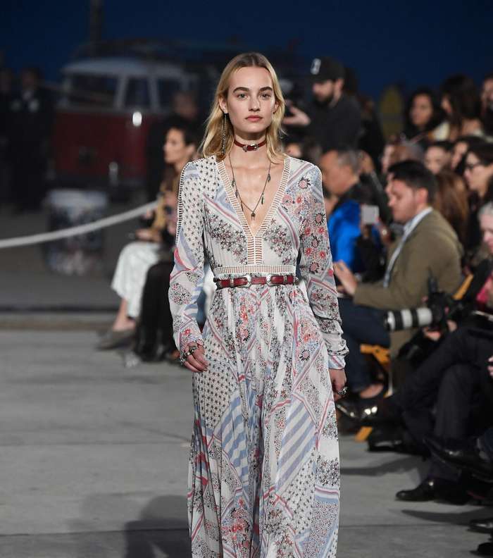 الفستان البوهيمي الماكسي مع عقد التشوكر باسلوب الحزام من تومي هيلفيغر لصيف 2017