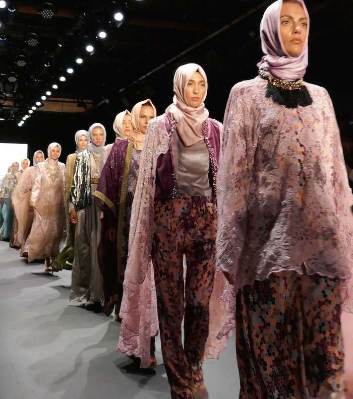 مجموعة كاملة مع الحجاب خلال اسبوع الموضة النيويوركي