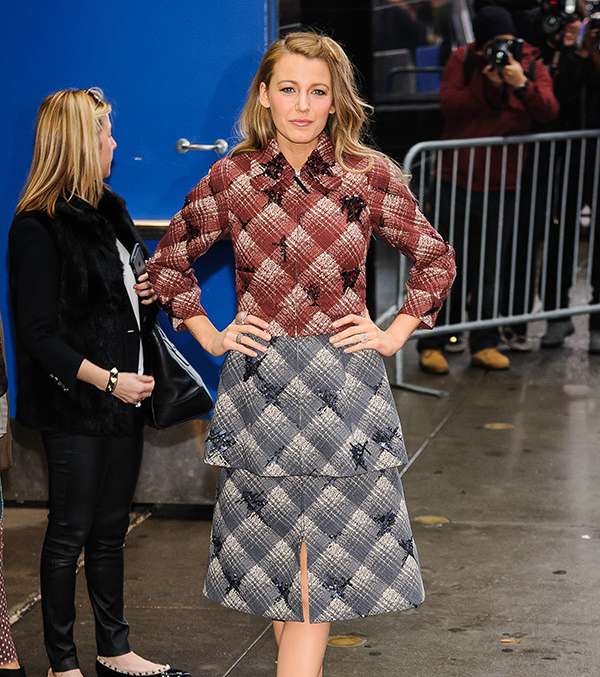 بلايك لايفلي تتالق بالازياء المقطعة أي بموضة الـ Plaid من توقيع مارك جايكوبز