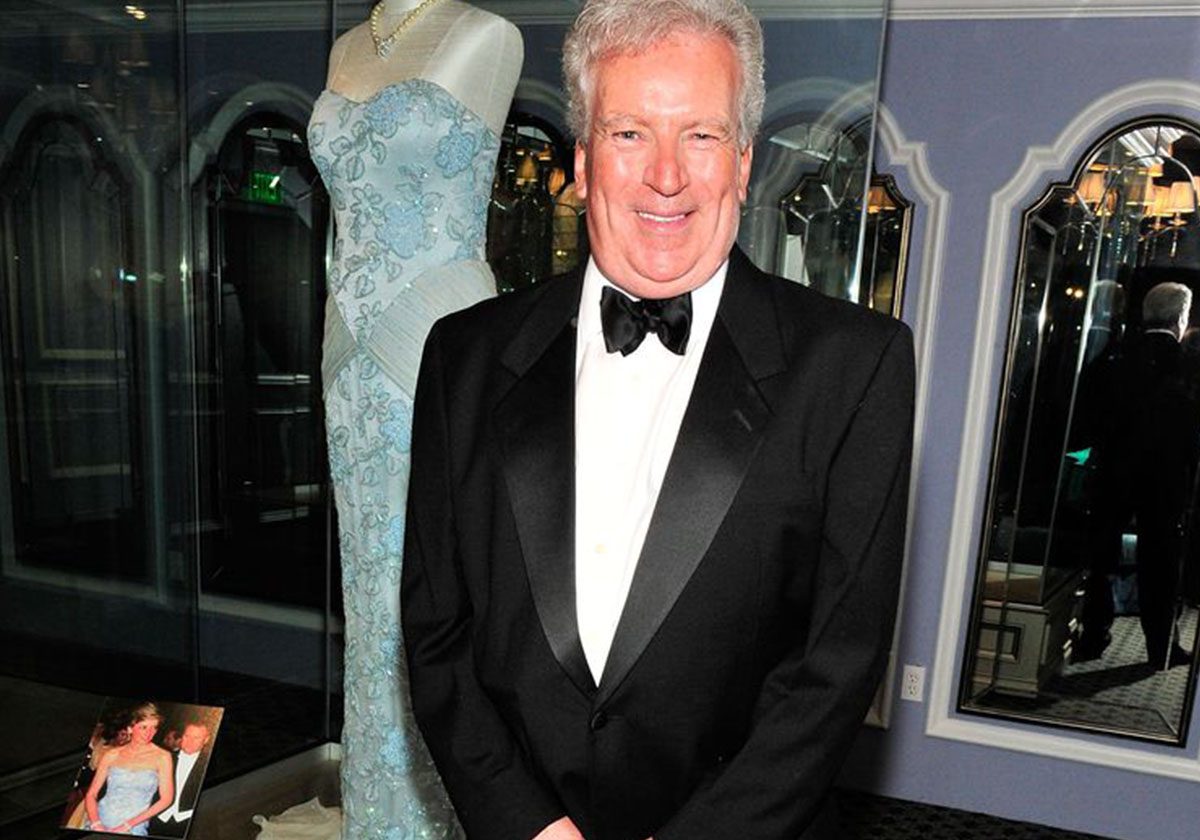 ريتشارد أمام أحد فساتين الأميرة الراحلة