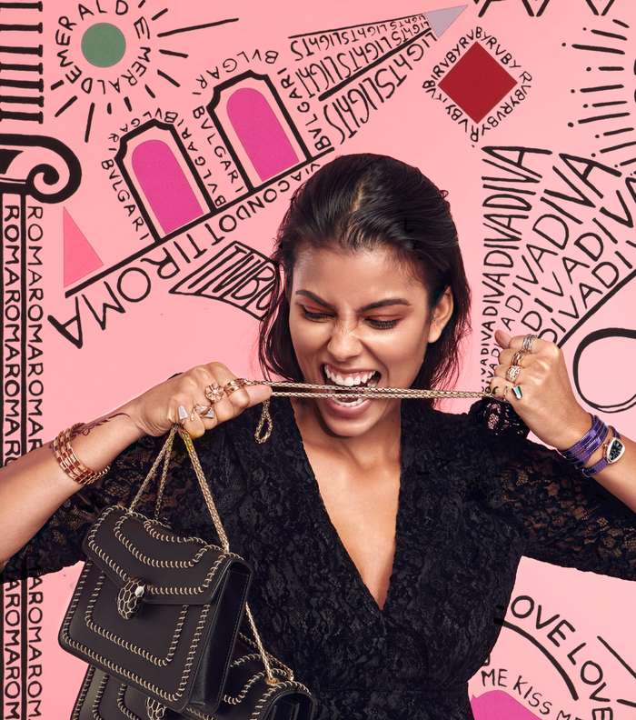 فستان من الدانتيل من Maje ومجوهرات وأكسسوارات من بولغري