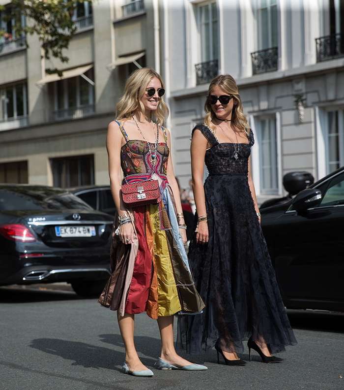 موضة الفساتين بالاقمشة والالوان المتداخلة في الشوارع الباريسية