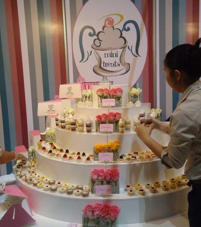 Cup cakes لزفافك وموديلات متنوّعة أخرى لكعكات الزفاف 