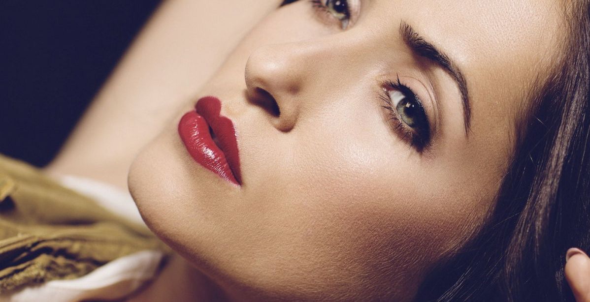 حيل جمالية خطيرة لتكبير الشفاه... لا تطبقيها