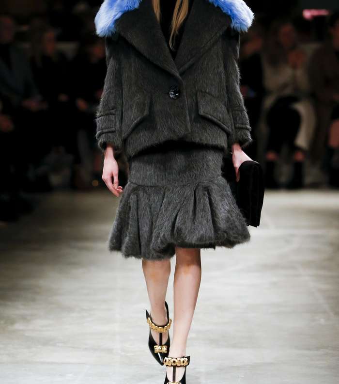 التنورة الصوفية بقصة الـ Flare مع السترة بهذا القماش وياقة الفرو من برادا لشتاء 2018