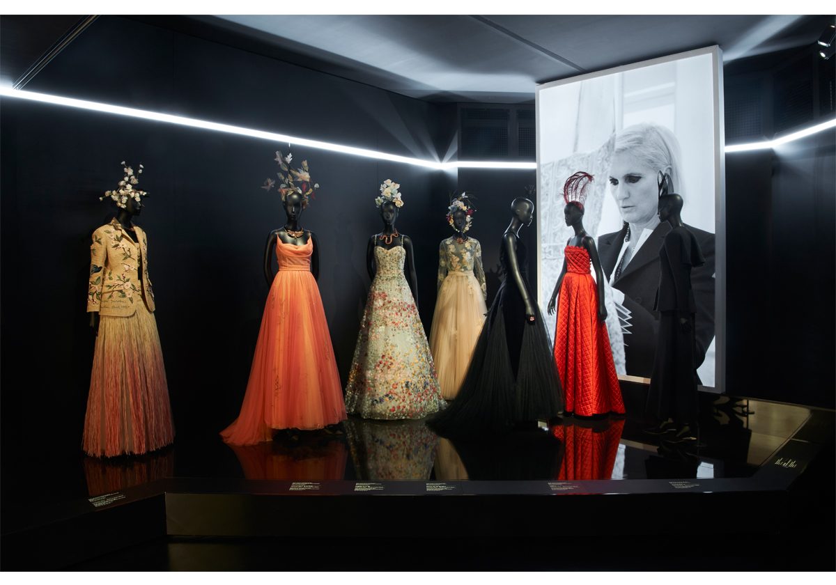 اجمل الفساتين الرائعة من توقيع كريستيان ديور في معرض باريس