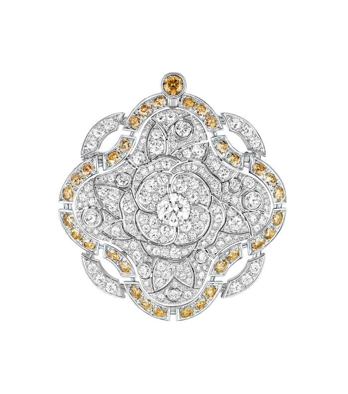 بروش ماسي مميز من توقيع CHANEL من مجموعة Les Talismans De CHANEL