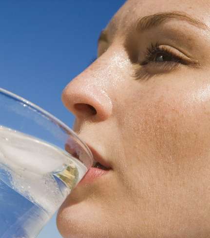 4 فوائد تجهلينها عن شرب الماء البارد!