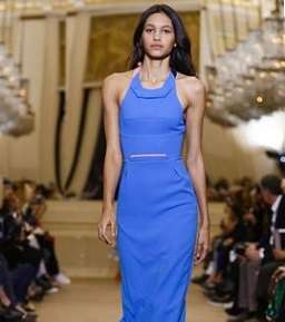 إكتشفي بالصور أجمل تصاميم دار Roland Mouret لصيف 2016