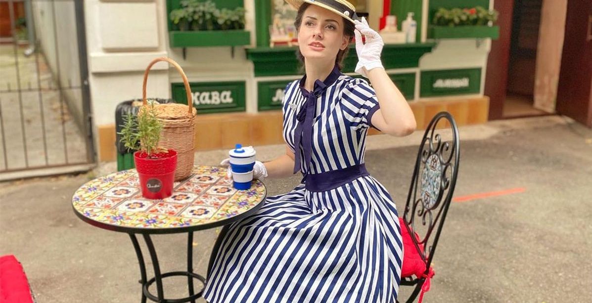 امراة ترتدي كل يوم ملابس من العصر الفيكتوري