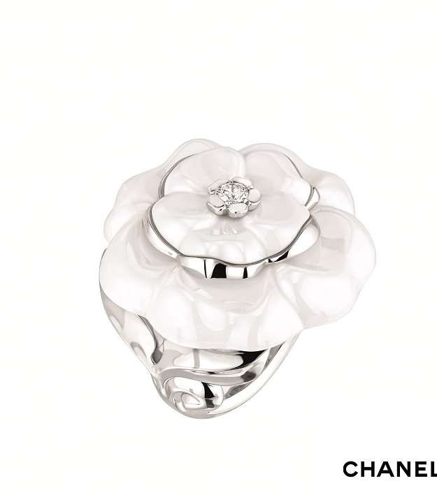 من توقيع Chanel، إختاري من مجموعة Camelia، هذا الخاتم بالحجم الكبير