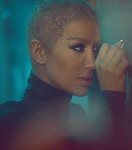 مايا دياب تحلق شعرها في أحد فيديو كليباتها