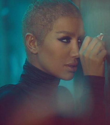 مايا دياب تحلق شعرها في أحد فيديو كليباتها