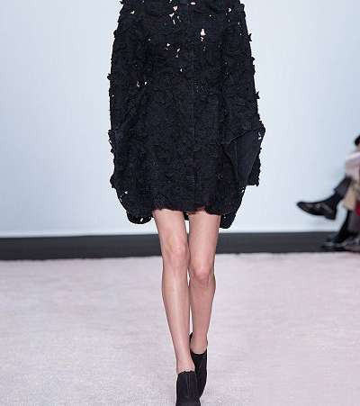 الفستان الأسود بالأكمام الطويلة