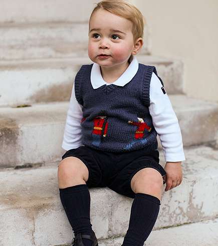 الأمير جورج جالساً على الدرج
