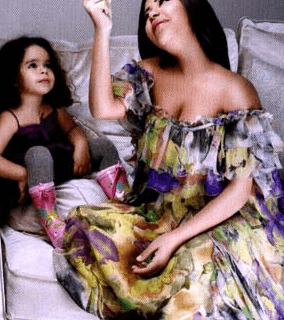 شيرين عبد الوهاب تلعب مع إبنتها هنا